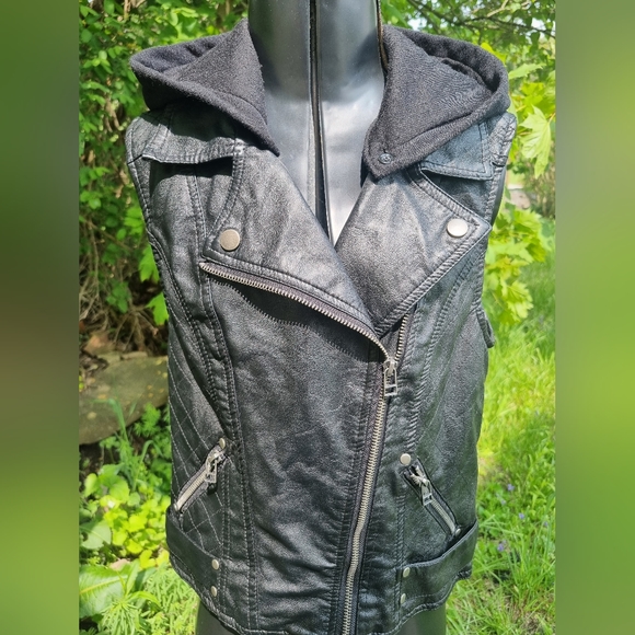Hot Topic PU leather vest w/ removable hood - Picture 2 of 6